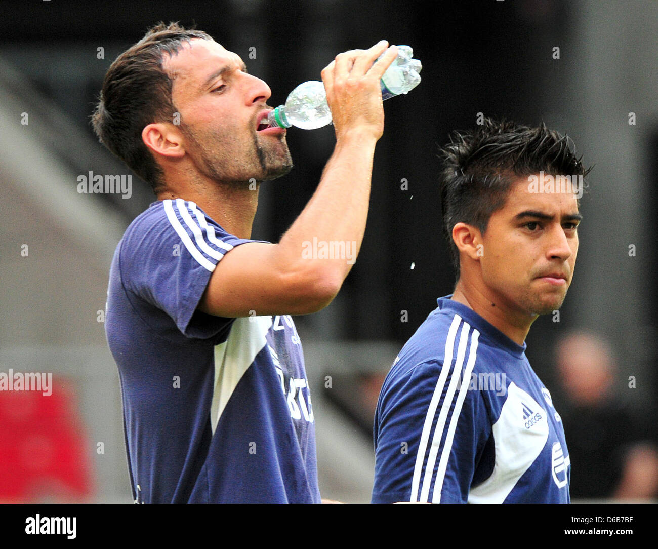 Dynamo Moscow's Kevin Kuranyi (L) and Christian Noboa practices at the Mercedes Benz Arena in Stuttgart, Germany, 21 August 2012. VfB Stuttgart will play Dynamo Moscow in the first leg of the fourth round of the qualifications for the Europa League on 22 August 2012. Photo: JAN-PHILIPP STROBEL Stock Photo
