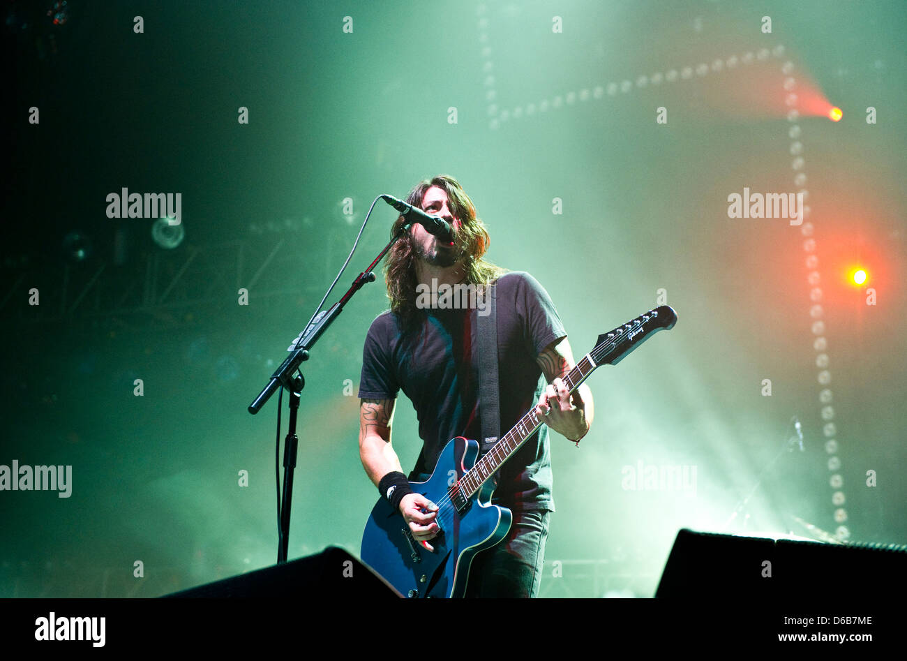 Dave grohl wembley arena hires stock photography and images Alamy