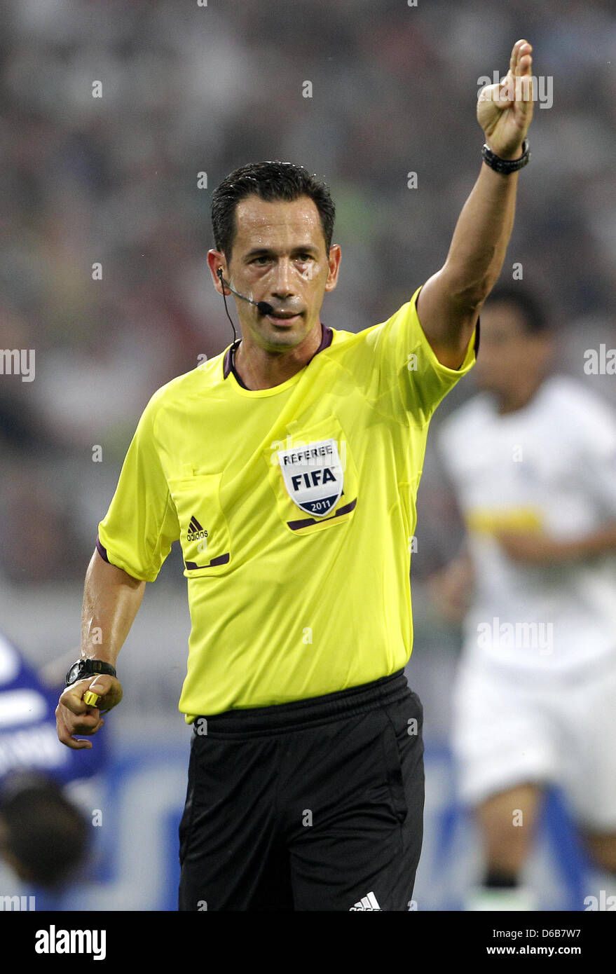 Schiedsrichter Pedro Proenca aus Portugal am Dienstag (21.08.2012) in Mönchengladbach beim Spiel zwischen Borussia Mönchengladbach gegen Dynamo Kiew. Roland Weihrauch dpa/lnw Stock Photo