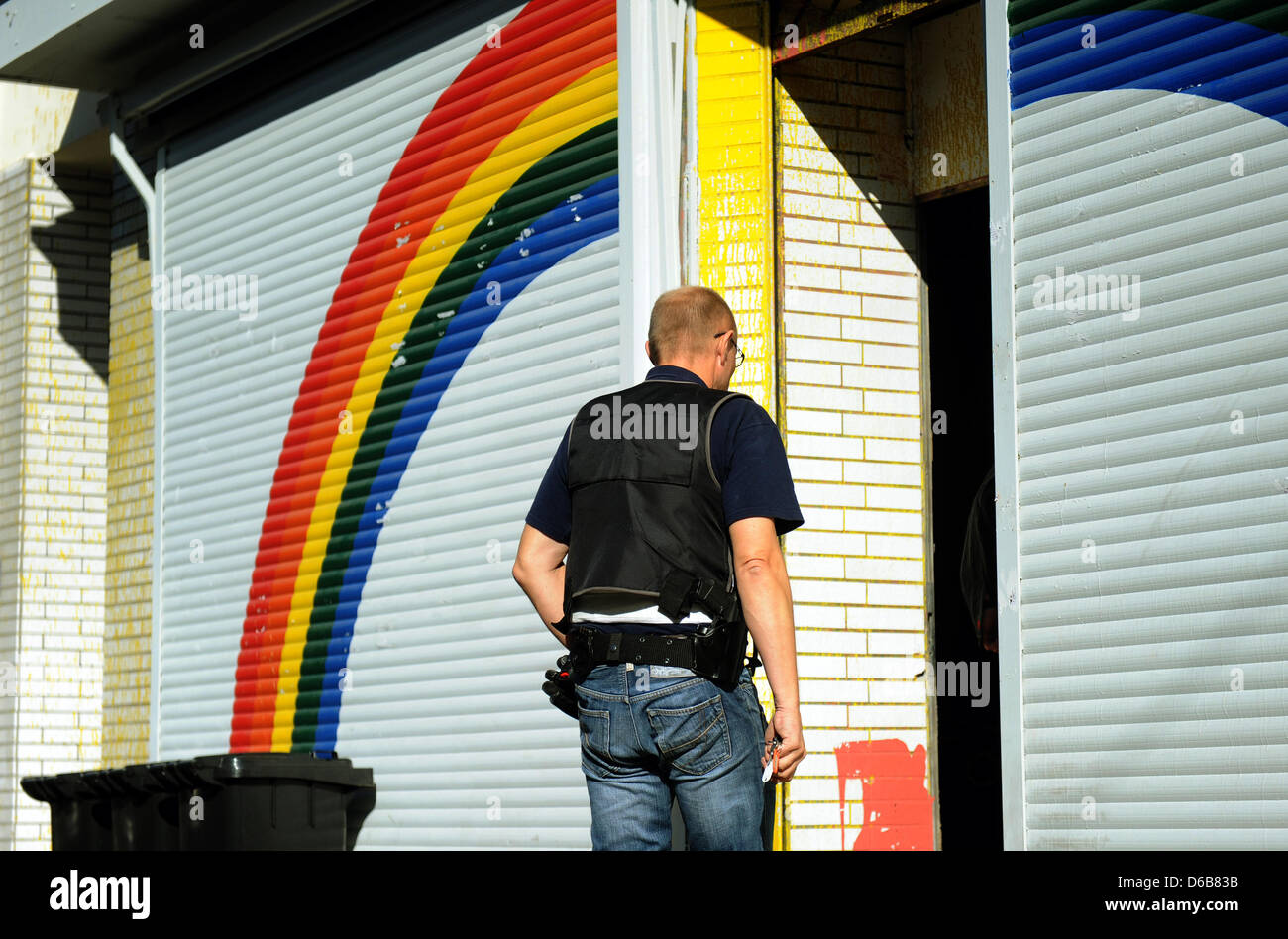 A police officer participates in a house search in Dortmund, Germany, 23 August 2012. Police were out in force after the North Rhine-Westphalian Interior Minister outlawed three right-wing extremist organizations, the 'Kameradschaft Aachener Land', the 'Nationaler Widerstand Dortmund' and the 'Kameradschaft Hamm'. Photo: CAROLINE SEIDEL Stock Photo