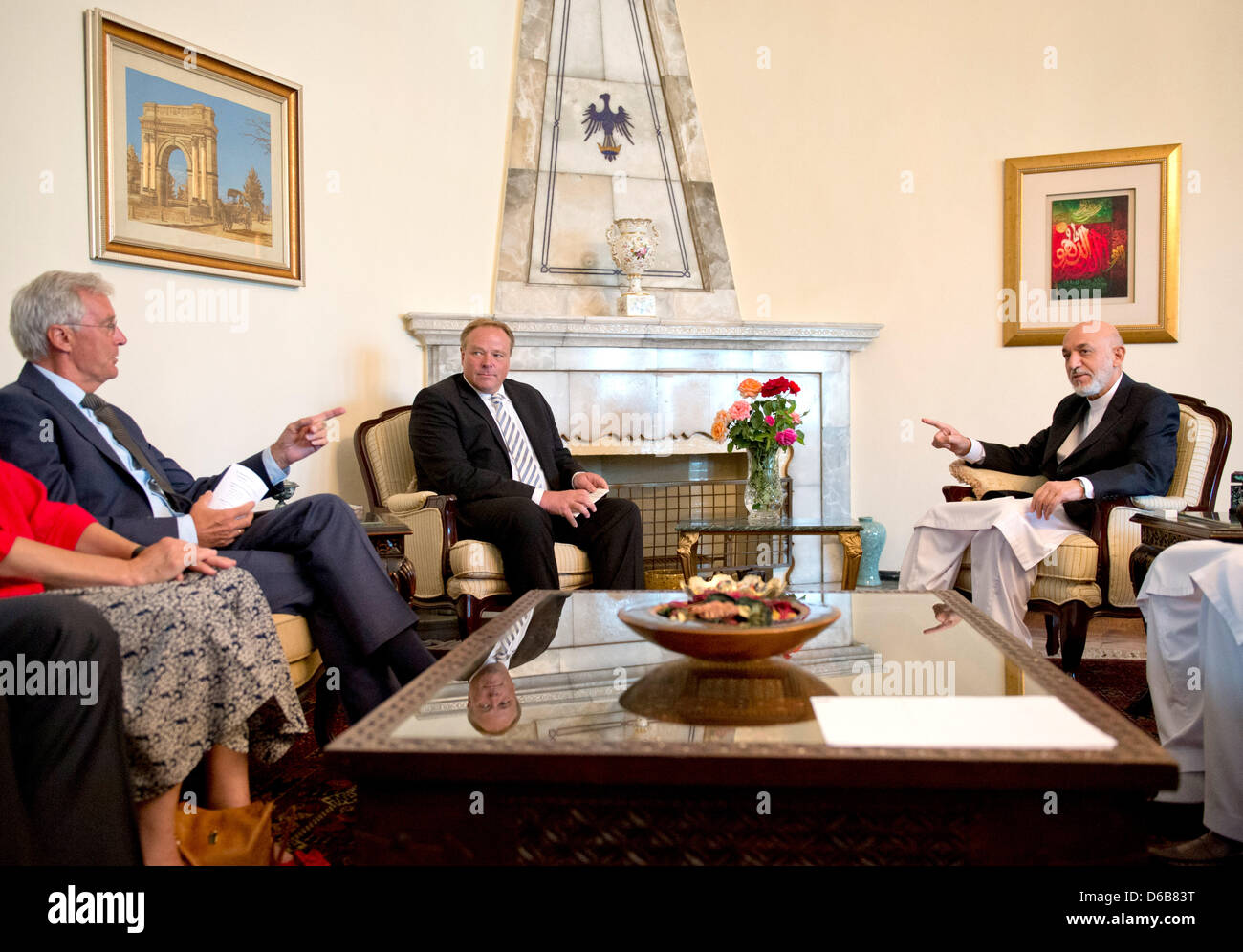 German Development Minister Dirk Niebel (C), his Dutch colleague Ben Knapen (L) and Afghan President Hamid Karsai sit down for talks at the Presidential Palace in Kabul, Afganistan, 23 August 2012. Photo: HANNIBAL HANSCHKE Stock Photo