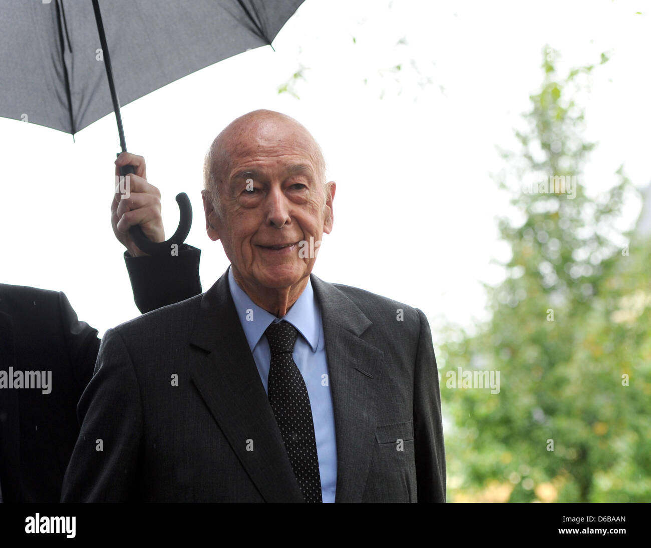 Former French President Valery Giscard d Estaing arrives at Bucerius Law School in Hamburg, Germany, 24 August 2012. Along with Former German Chancellor Helmut Schmidt, he took part in the graduation ceremony. Photo: ANGELIKA WARMUTH Stock Photo