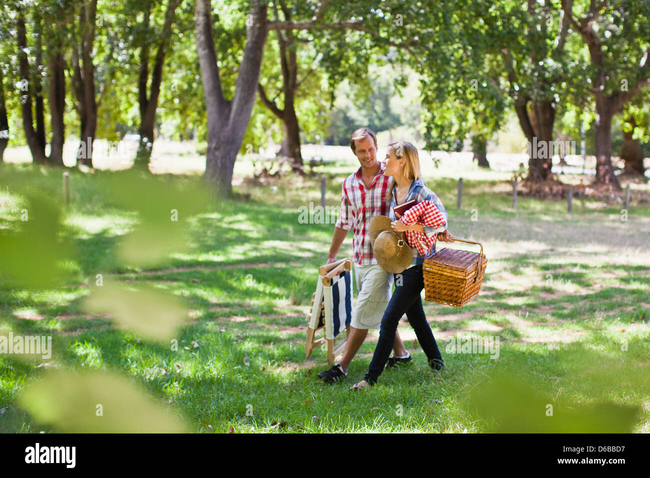 Couple and picnic basket hires stock photography and images Alamy