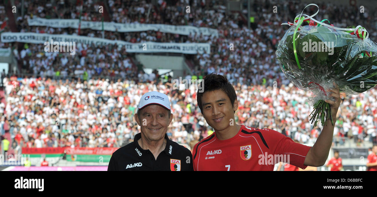 Augsburg's President Walther Seinsch (L) honours Olympic bronze medal winner Ja-Cheol Koo before the German Bundesliga soccer match between FC Augsburg and Fortuna Duesseldorf at the SGL-Arena in Augsburg, Germany, 25 August 2012. Photo: STEFAN PUCHNER Stock Photo