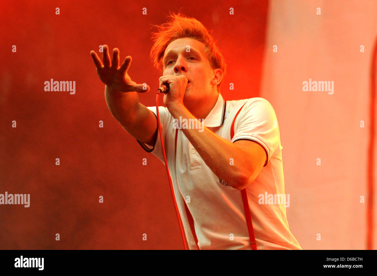 Felix Brummer (Felix Kummer) of the German band Kraftklub perfroms on stage at the Veltins-Arena in Gelsenkirchen, Germany, 25 August 2012. Tens of thousands of people attended the one-day festival 'Rock im Pott'. Photo: Jan Knoff Stock Photo
