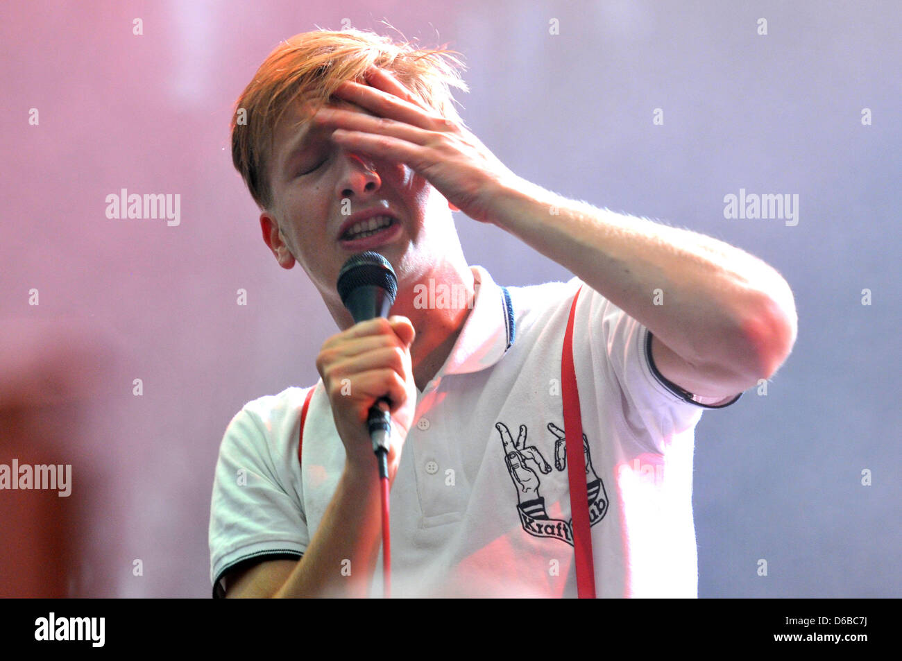 Felix Brummer (Felix Kummer) of the German band Kraftklub perfroms on stage at the Veltins-Arena in Gelsenkirchen, Germany, 25 August 2012. Tens of thousands of people attended the one-day festival 'Rock im Pott'. Photo: Jan Knoff Stock Photo
