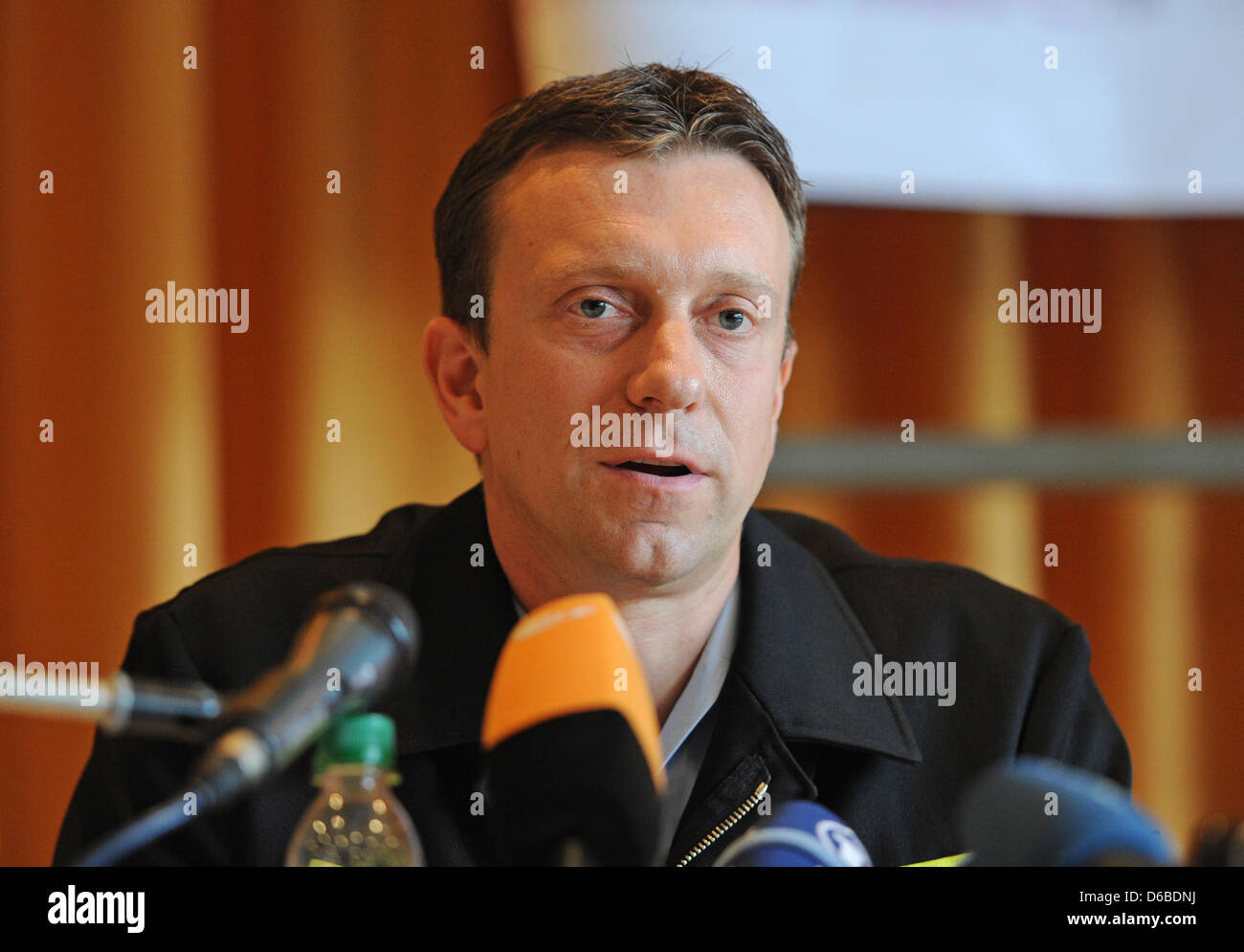 Fire Chief Joerg Fiebach talks about the discovery of World War II-era bomb during a press conference in Munich, Germany, 28 August 2012. It was was found in the Schwabing area and the diffusion of the bomb will last until early evening. Photo: MARC MUELLER Stock Photo