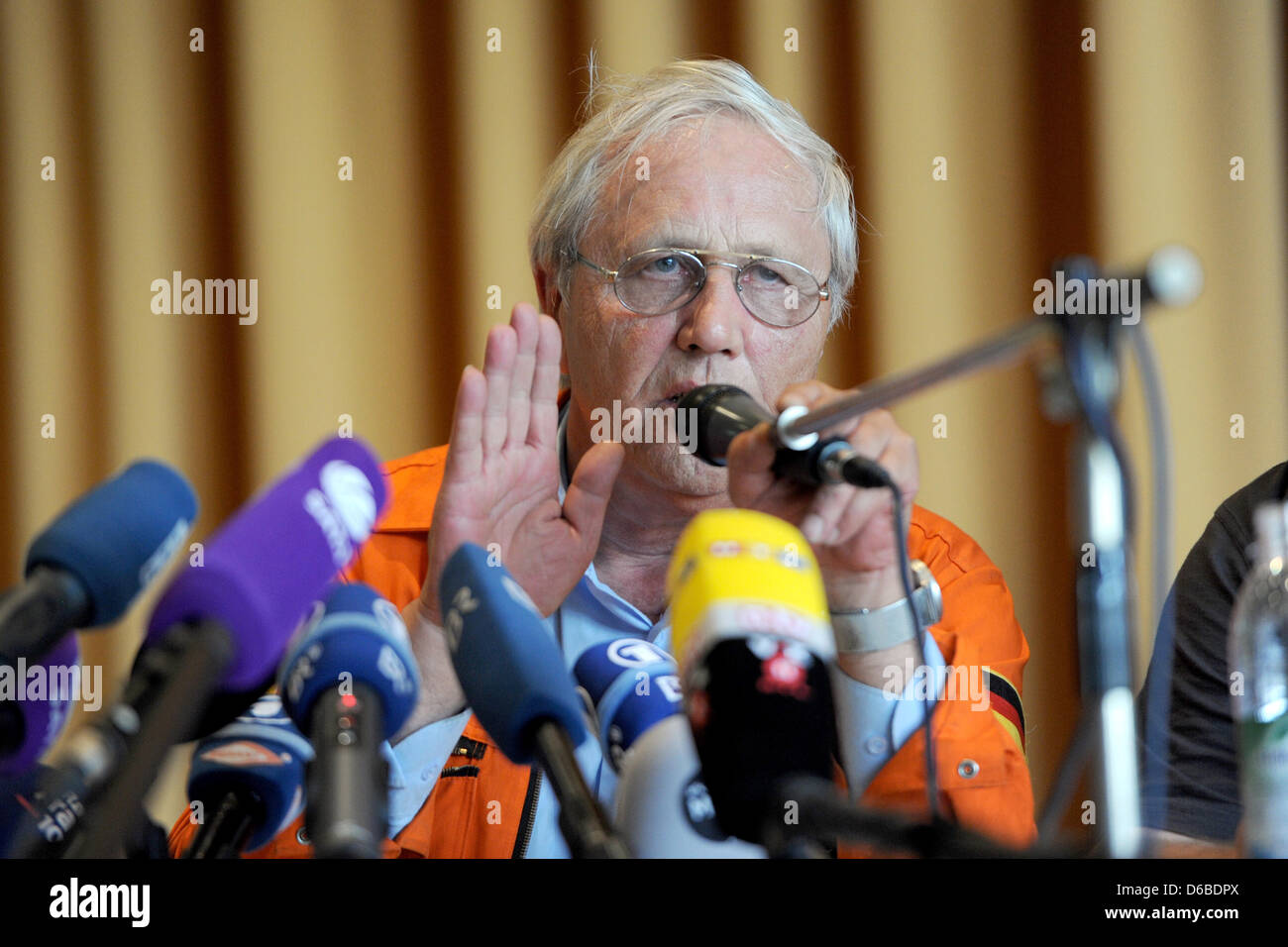 Guenther Sobieralski from the bomb disposal agency talks about the discovery of World War II-era bomb during a press conference in Munich, Germany, 28 August 2012. It was was found in the Schwabing area and the diffusion of the bomb will last until early evening. Photo: MARC MUELLER Stock Photo