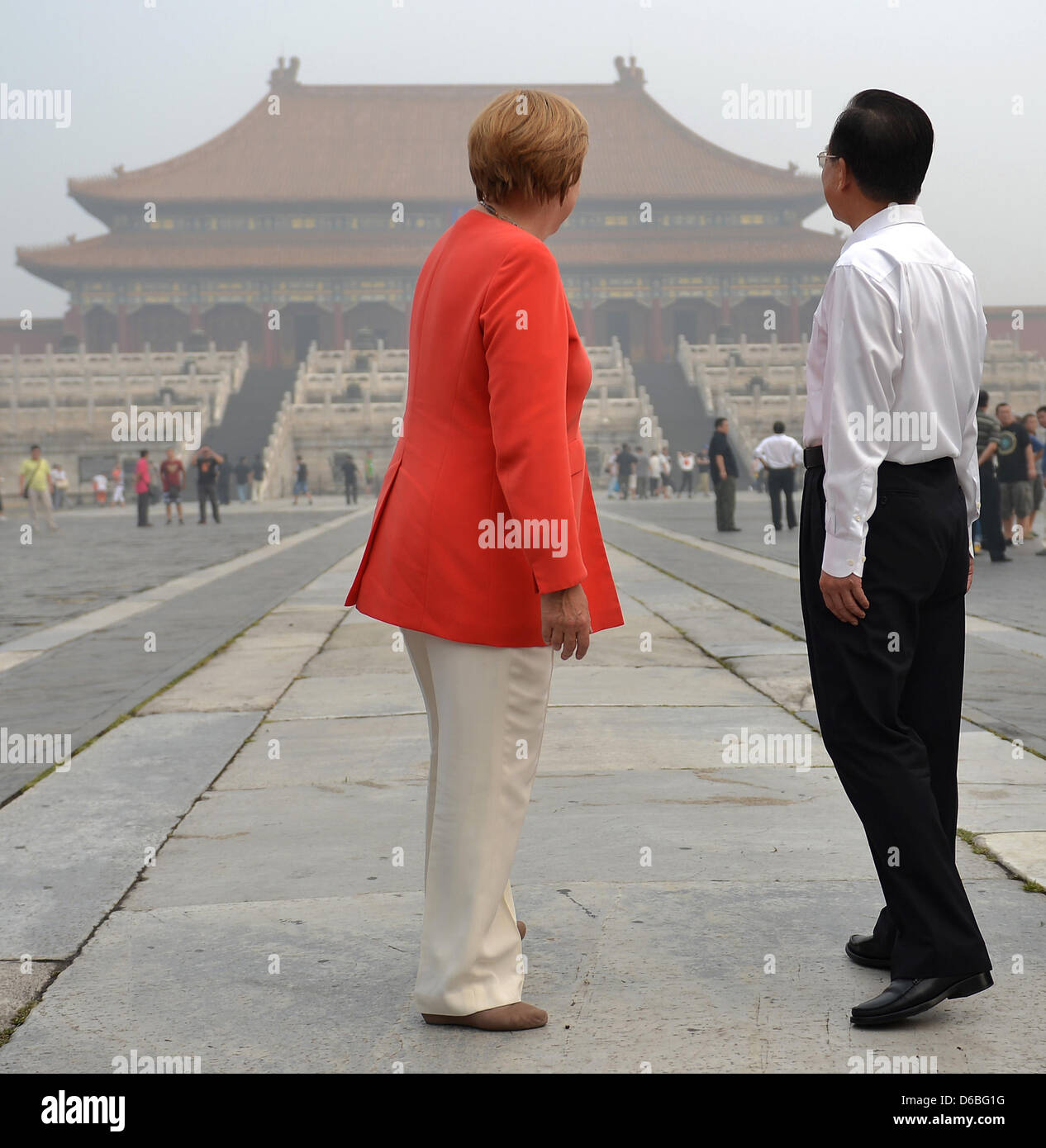 Bundeskanzlerin Angela Merkel (CDU) und der chinesische Ministerpräsident Wen Jiabao besuchen am Freitag (31.08.2012) in Peking die Verbotene Stadt. Foto: Oliver Lang dpa Stock Photo