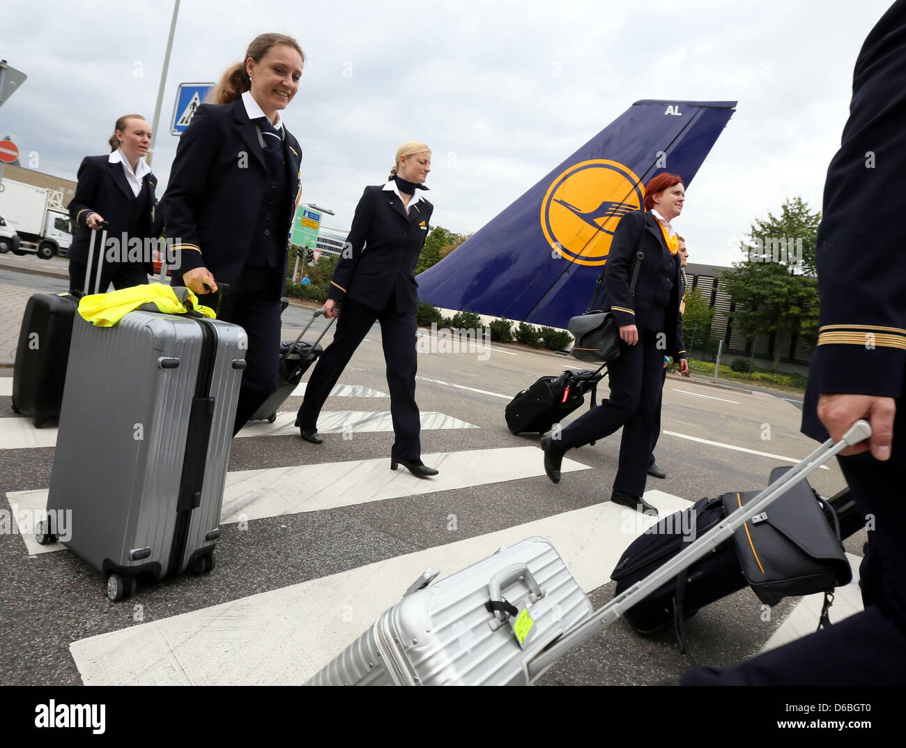 Page 2 A Flight Attendant High Resolution Stock Photography And Images Alamy