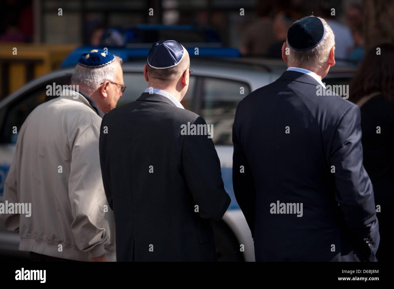 People walk along the streets wearing kippahs during a kippah flash mob in Berlin, Germany, 01 September 2012. The flash mob was initiated as a reaction to a recent brutal attack against a rabbi in the Berlin district Friedenau. Photo: SEBASTIAN KAHNERT Stock Photo