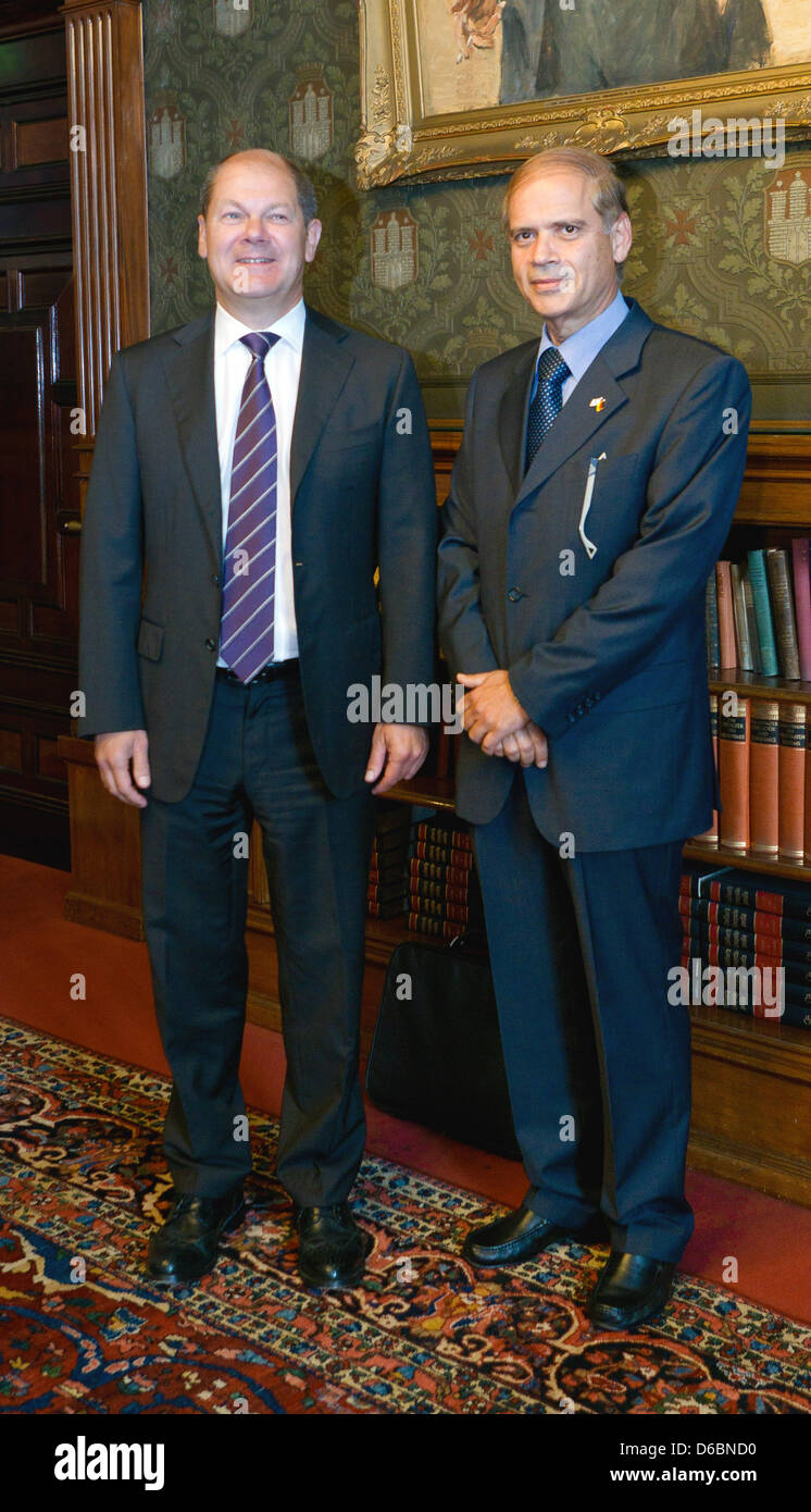 Israeli Ambassador Yakov Hadas-Handelsman (R) meets Hamburg mayor Olaf Scholz at city hall in Hamburg, Germany, 03 September 2012. Photo: Markus Scholz Stock Photo