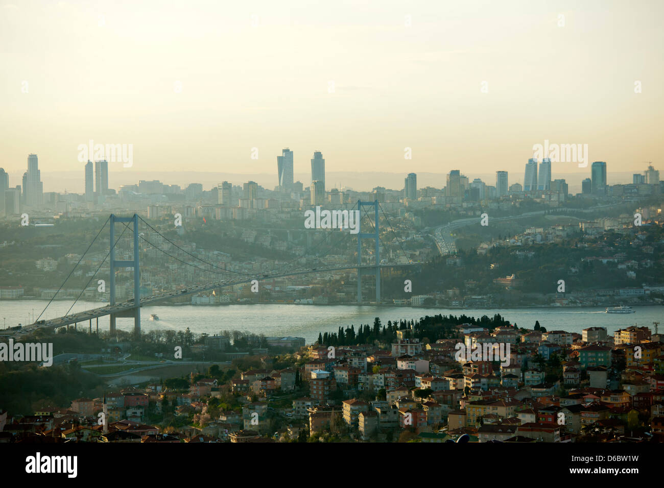Türkei, Istanbul, Büyük Camlica, Parkanlage auf einem Hügel mit Blick über die 1. Bosporus-Brücke auf die Stadt. Stock Photo