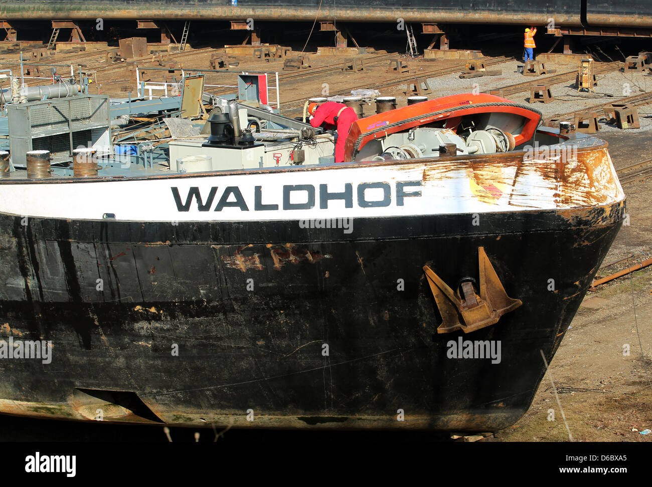 Der vor Wochen gekenterte Säuretanker "Waldhof" ist am Dienstag (22.02.2011) im Duisburger Hafen bei der Triton Schiffswerft auf die Helling gedockt worden.Hier wird das Schiff von der Staatsanwaltschaft Koblenz sowie Experten und Gutachtern untersucht.  Foto: Roland Weihrauch dpa/lnw Stock Photo