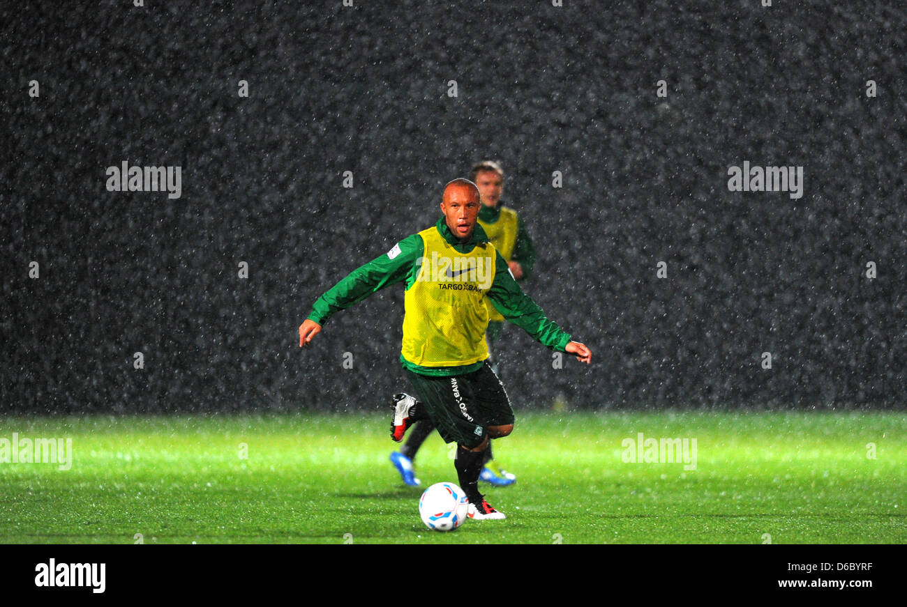 Mikael Silvestre Vom Sv Werder Bremen Spielt Am Freitag 06 01