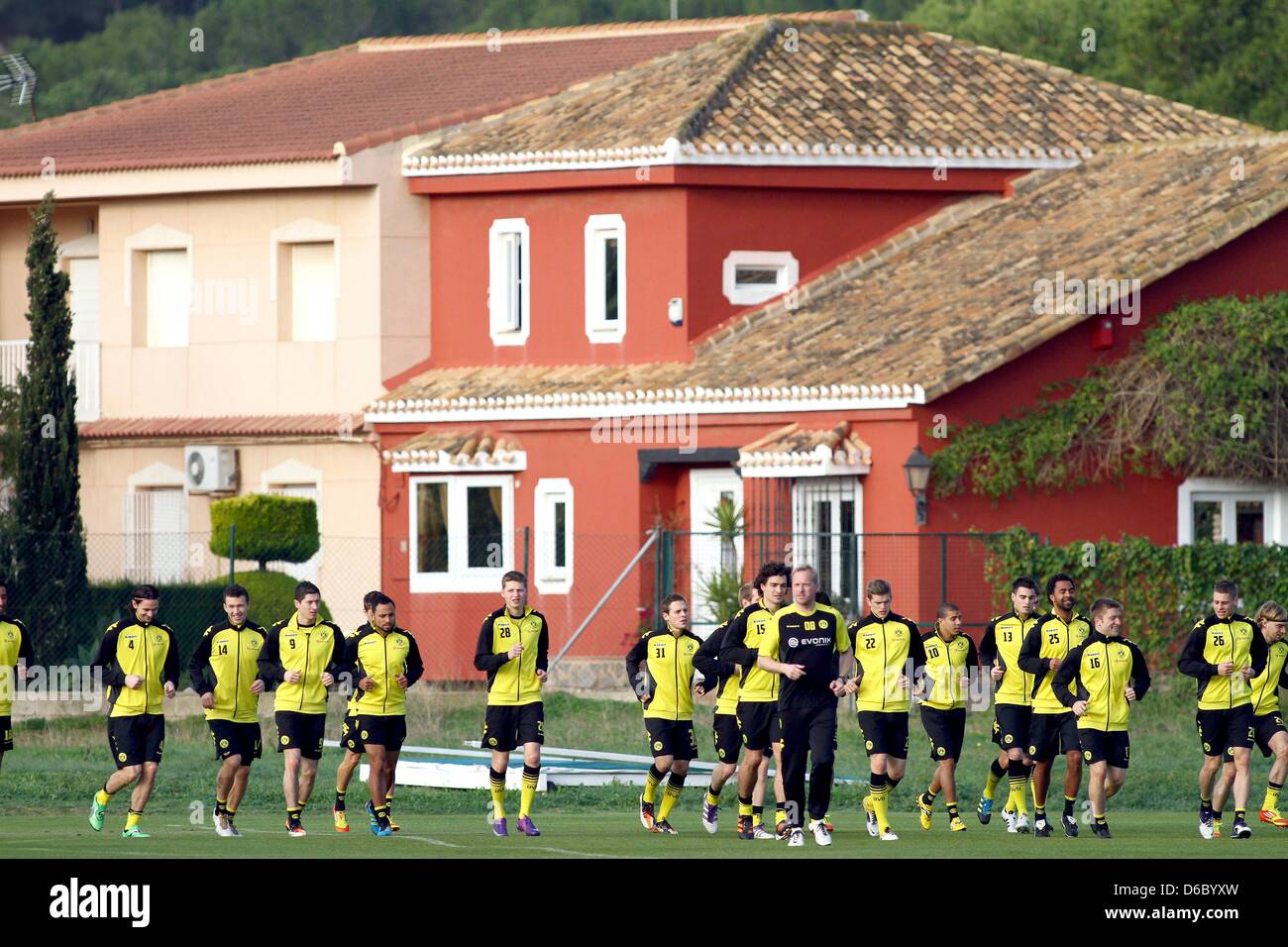 Die Spieler von Borussia Dortmund laufen sich am Samstag (07.01.2012) in La Manga (Spanien) vor dem Training warm. Der Bundesligist hält in Spanien ein Trainingslager zur Vorbereitung auf die Rückrunde ab. Foto: Kevin Kurek dpa Stock Photo