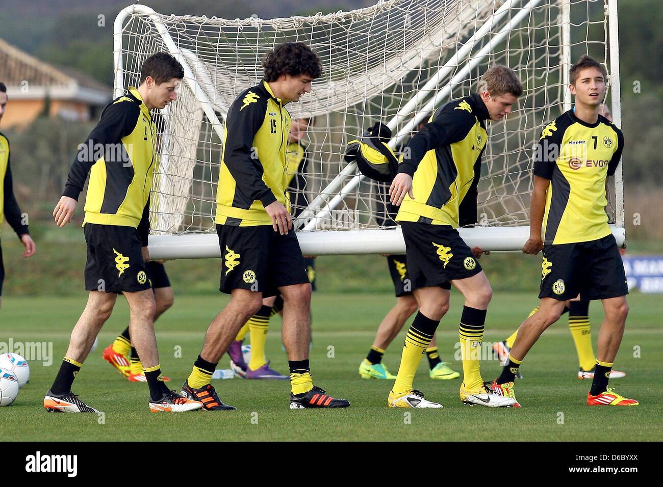 Die Spieler Robert Lewandowski, Mats Hummels, Sven Bender und Moritz Leitner tragen am Samstag (07.01.2012) in La Manga (Spanien) beim Training von Borussia Dortmund ein Tor. Der Bundesligist hält in Spanien ein Trainingslager zur Vorbereitung auf die Rückrunde ab. Foto: Kevin Kurek dpa Stock Photo