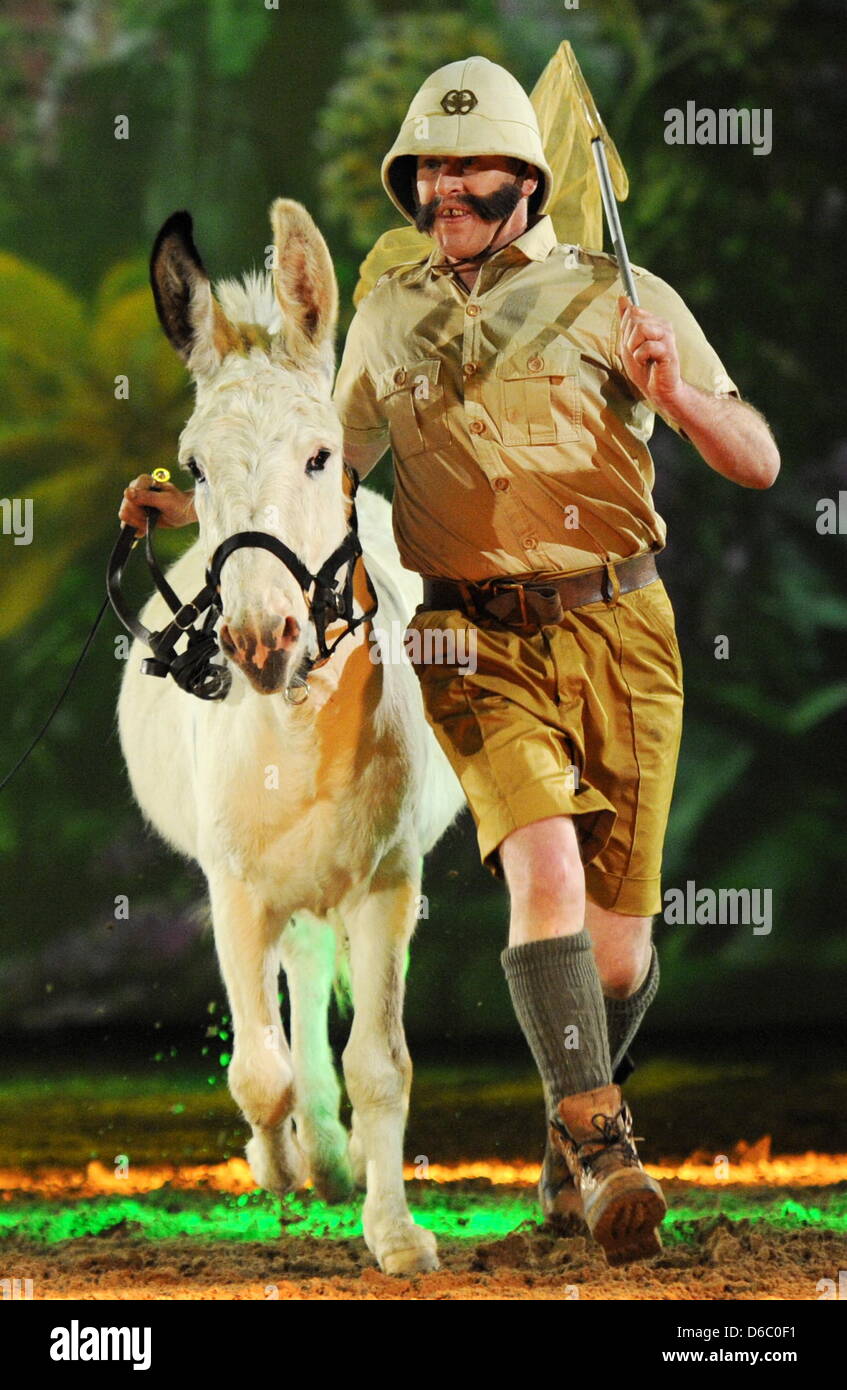 Unterhaltung Show Tiere High Resolution Stock Photography and Images - Alamy