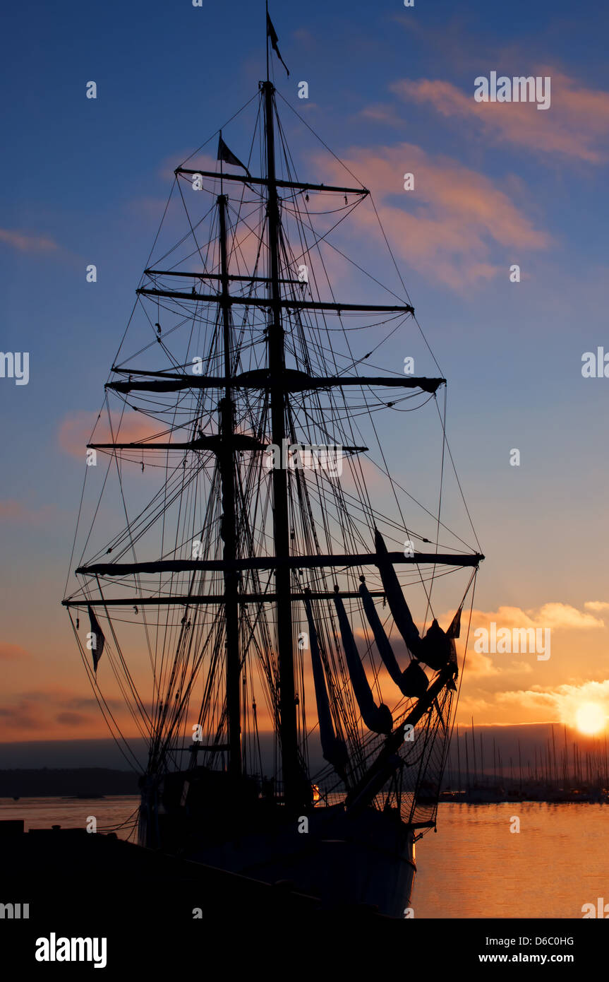 Ship mast silhouette hi-res stock photography and images - Alamy
