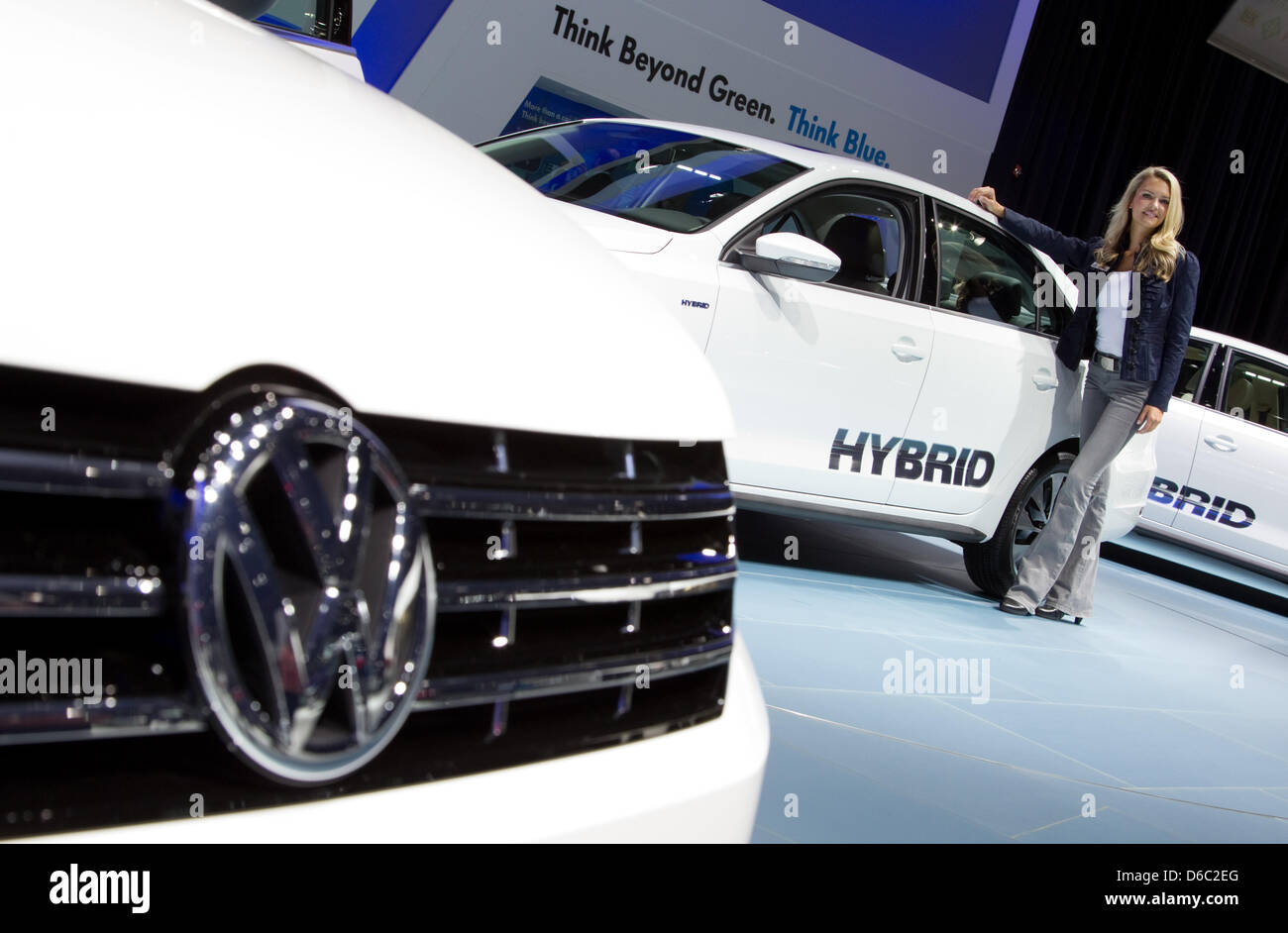 Eine Messehostess steht am Dienstag (10.01.2012) auf dem VW-Messestand auf der North American International Autoshow (NAIAS) im US-amerikanischen Detroit neben dem neuen Volkswagen Jetta Hybrid. Der deutsche Autobauer präsentiert das Fahrzeug als Weltpremiere. Foto: VW / Friso Gentsch dpa Stock Photo