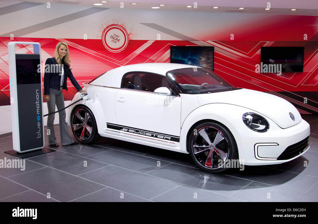 Eine Messehostess steht am Dienstag (10.01.2012) auf dem VW-Messestand auf der North American International Autoshow (NAIAS) im US-amerikanischen Detroit neben der Volkswagen Studie E-Bugster. Der deutsche Autobauer präsentiert das Fahrzeug als Weltpremiere. Foto: VW / Friso Gentsch dpa Stock Photo