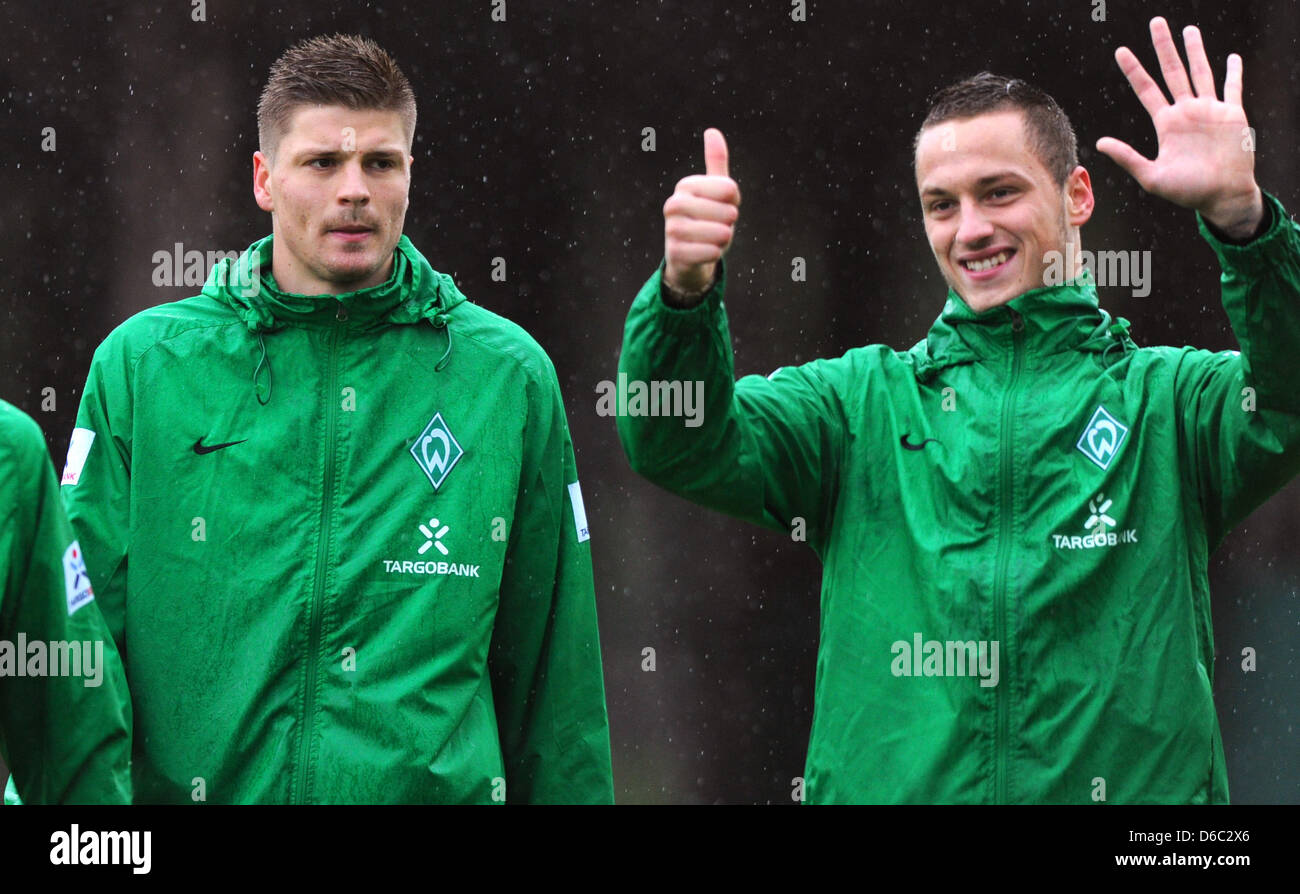 Sebastian Prödl (l) von Werder Bremen schaut am Mittwoch (11.01.2012) in Belek (Türkei) im Rahmen des Trainings Marko Arnautovic zu. Die Mannschaft von Fußball Bundesligist SV Werder Bremen bereitet sich zurzeit im türkischen Mittelmeerort auf die Bundesliga-Rückrunde vor. Foto: Thomas Eisenhuth dpa Stock Photo