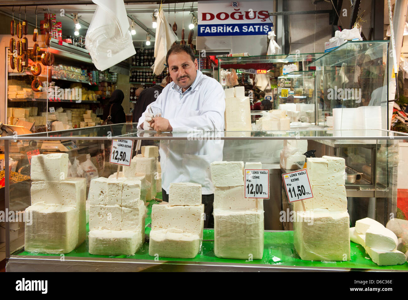 Türkei, Istanbul, Tahtakale, Käsegeschäft in der Tahmin Sokak am Gewürzbasar Stock Photo