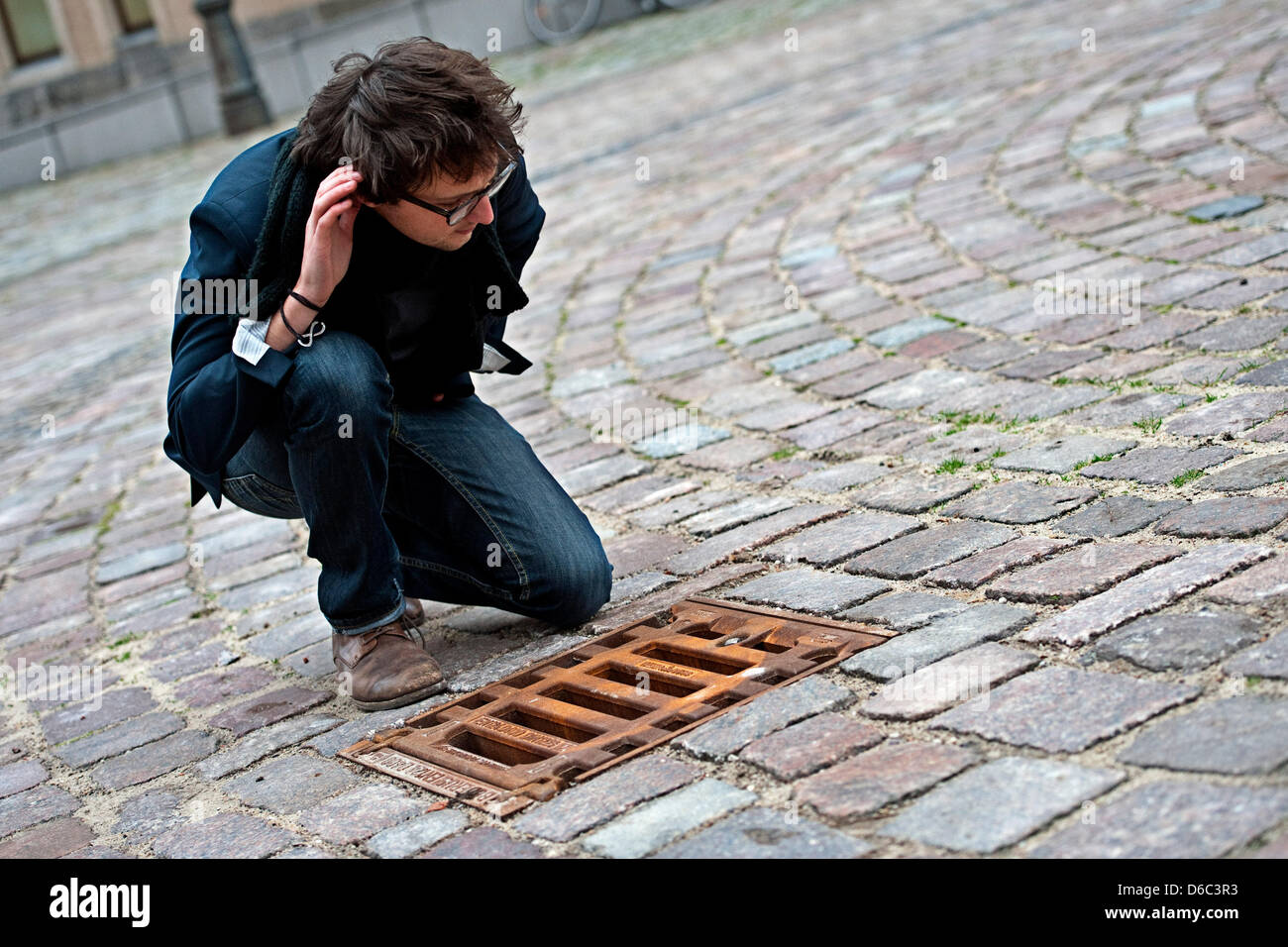 Les tuyaux de drainage sous un évier de cuisine avec lave-vaisselle  connection Photo Stock - Alamy