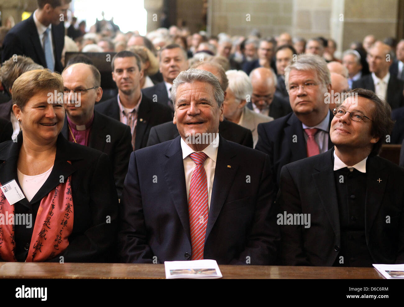 German President Joachim Gauck (C), member of the board of the protestant aid organization Brot fuer die Welt ('Bread for the World'), Claudia Warning (L), and Berlin Bishop Markus Droege (R) attend a service to commemorate the 50th jubilee of the development cooperation between church and state at St. Elisabeth church in Bonn, Germany, 06 September 2012. Photo: Oliver Berg Stock Photo