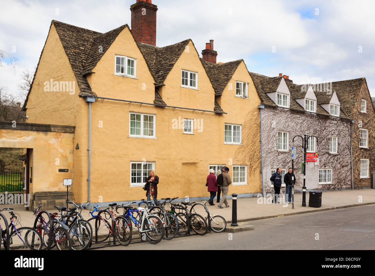 Oxford, Oxfordshire, England, UK. Bicycles parked outside Trinity College Lodge Cottages (17th century) Stock Photo