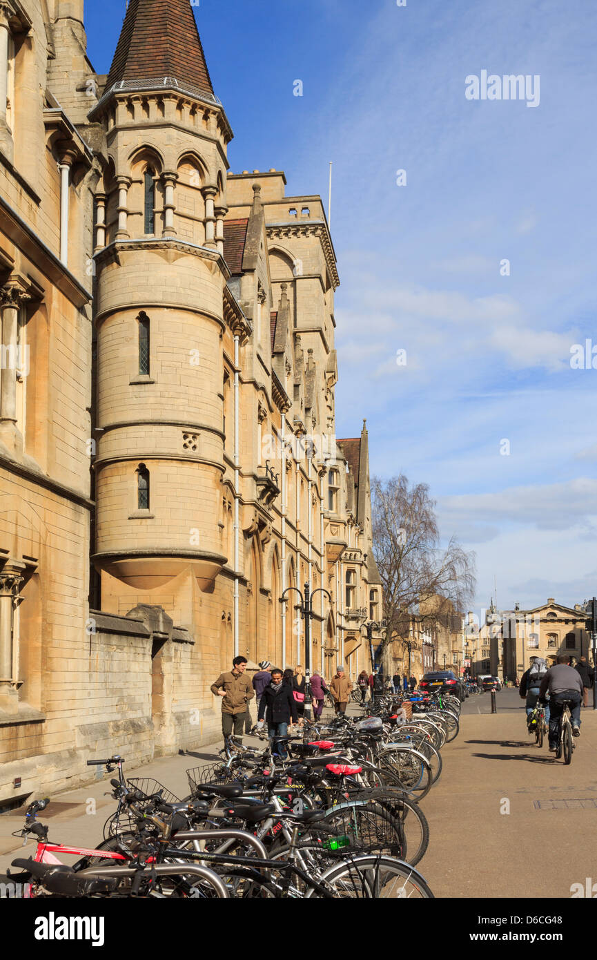 Oxford, Oxfordshire, England, UK. Bicycles parked in front of Balliol College Brackenbury Buildings (1867-68) Stock Photo