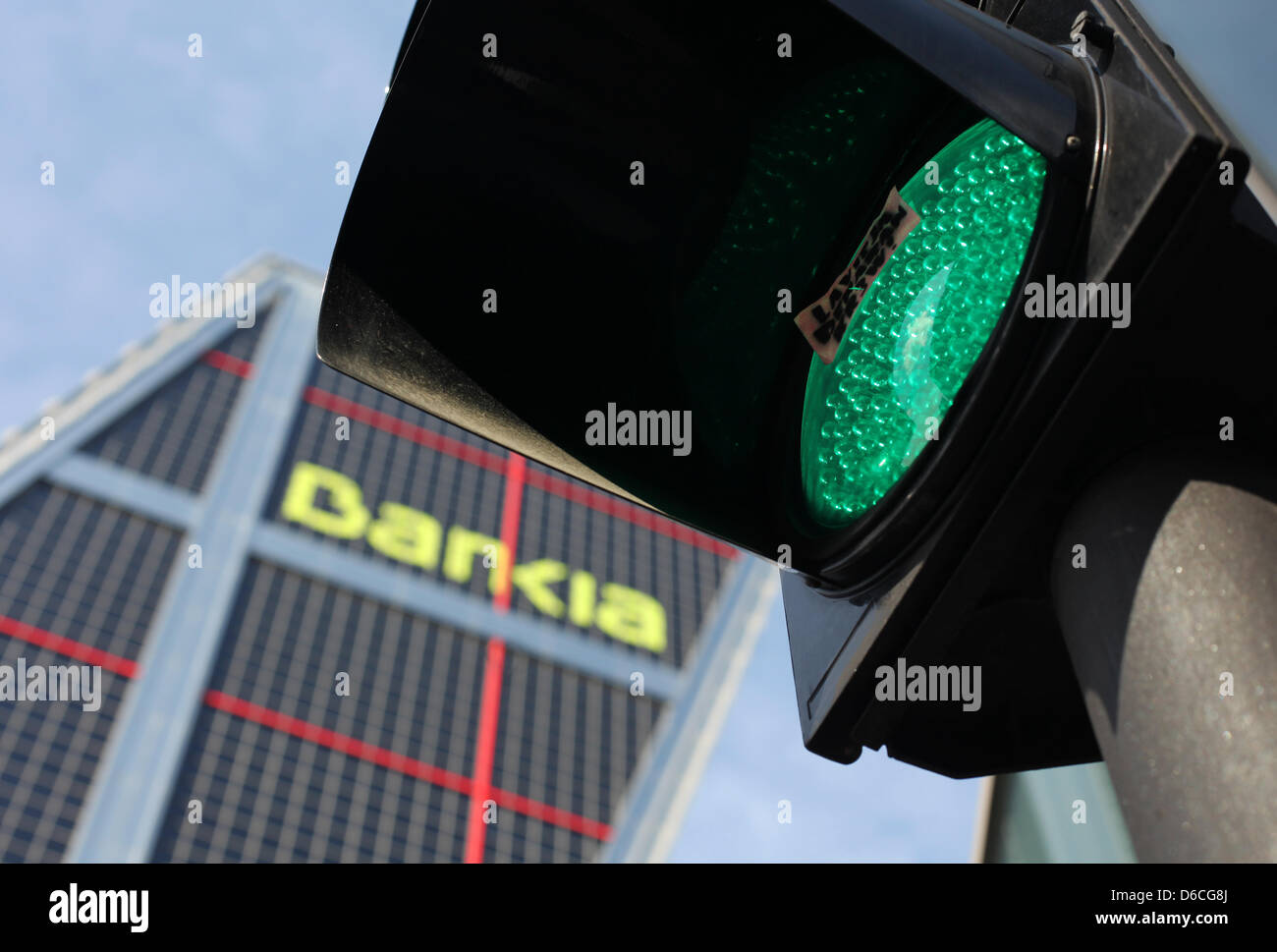 The logo of the Spanish state-owned bank Bankia, photographed with red traffic lights in Madrid on 15.04.2013. Photo: Fabian Stratenschulte Stock Photo