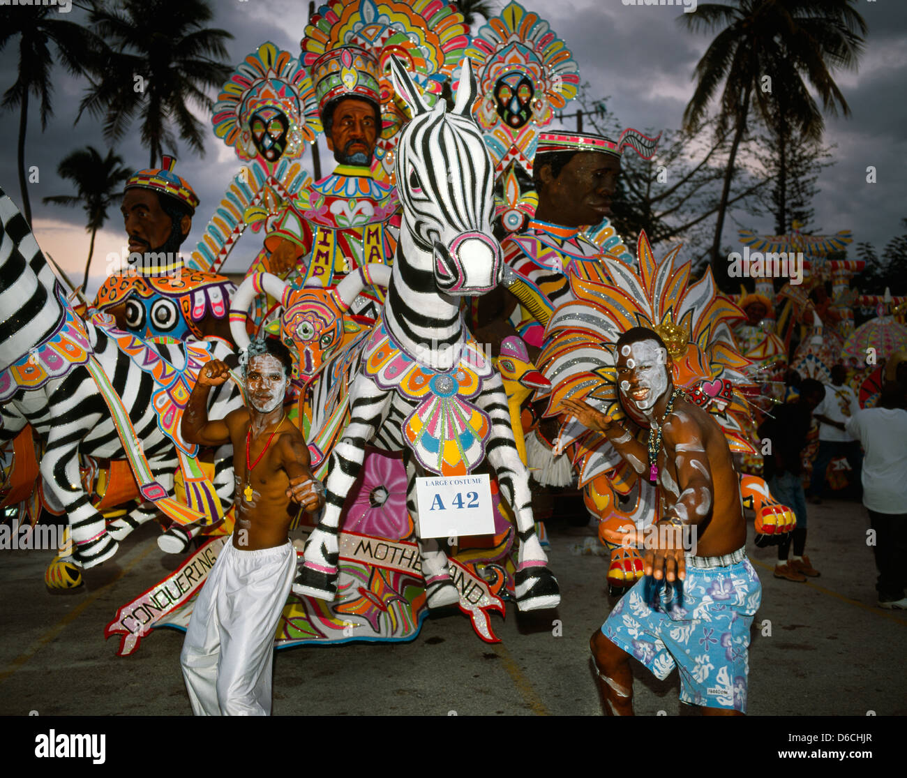 Giovani ragazze delle Bahamas vestito in costumi Junkanoo celebrare la  laurea a Nassau, Bahamas Foto stock - Alamy