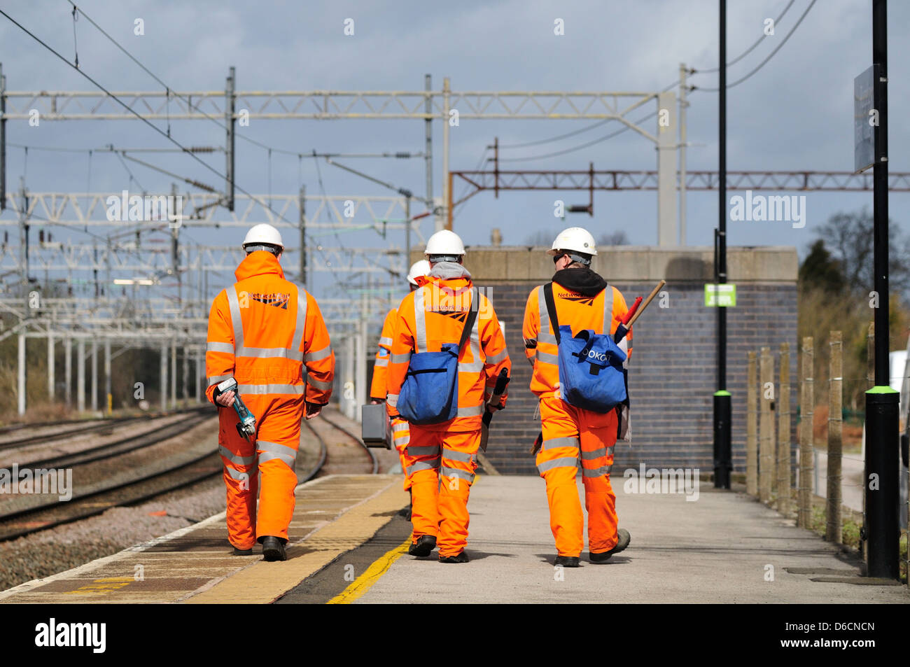 Network Rail Maintenance Engineers walking along Rugeley Trent Valley Railway Station Stock Photo