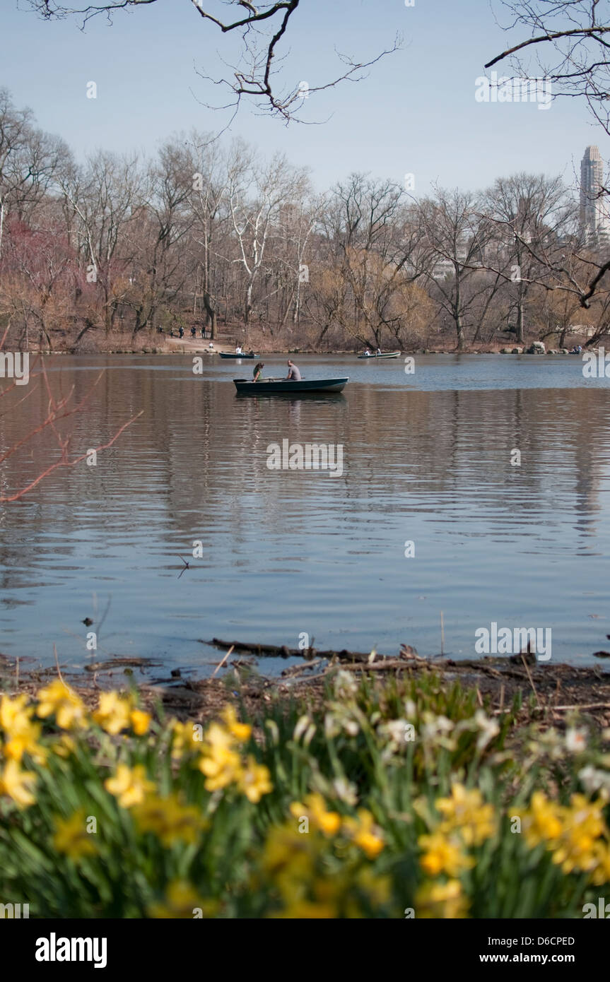 Rowing boat couple on lake in Central Park, New York Stock Photo Alamy