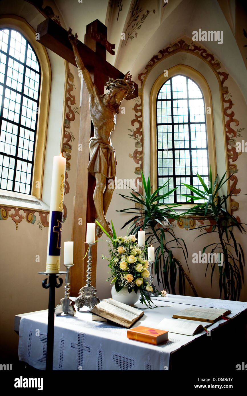 Cross on holy bible flower hi-res stock photography and images - Alamy