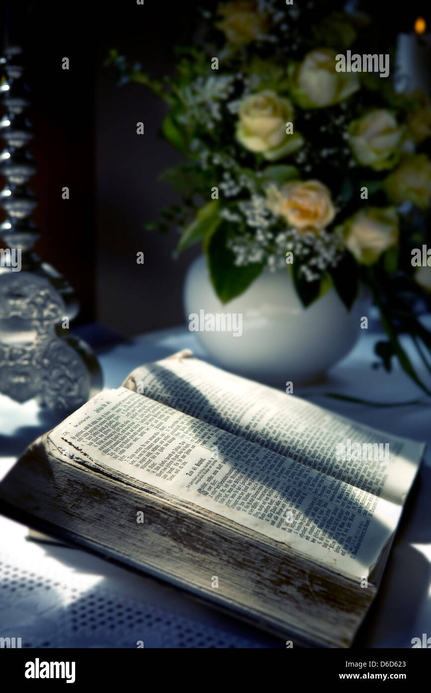 Cross on holy bible flower hi-res stock photography and images - Alamy