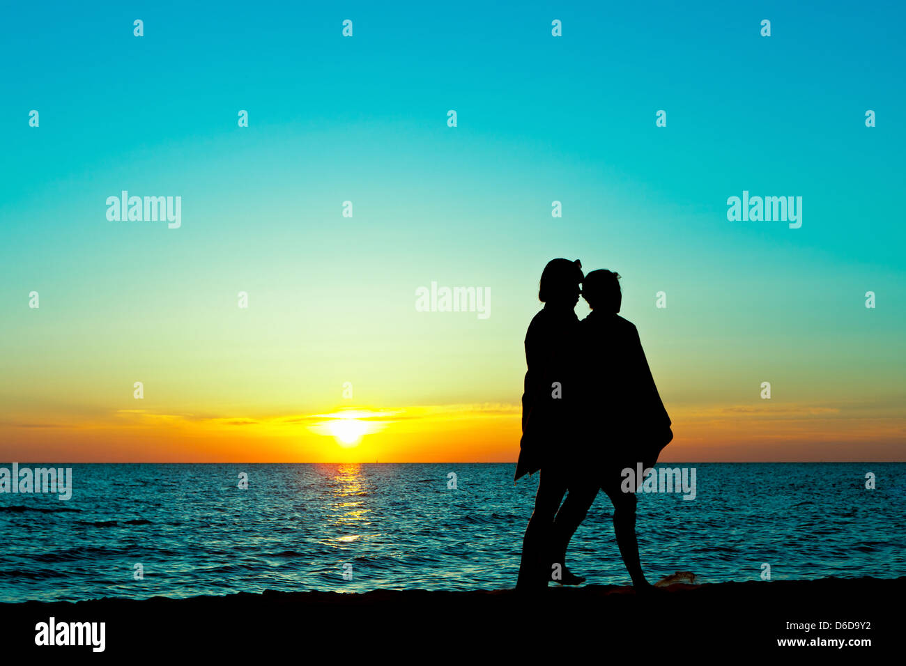 Couple silhouette at sunset Stock Photo - Alamy