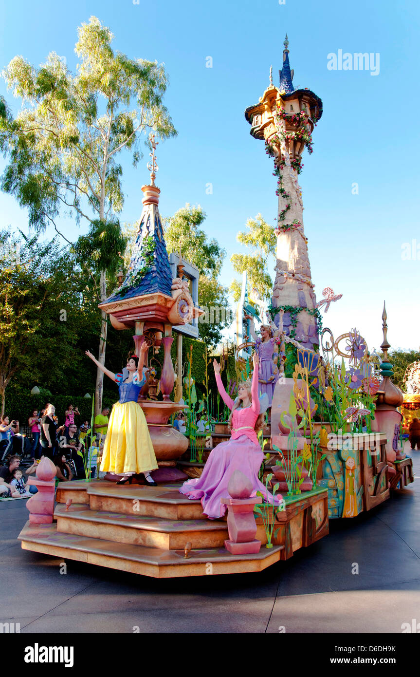 Bambina esausta in passeggino con il cappello rosa Topolino orecchie a  Disneyland Park, Anaheim, California, USA Foto stock - Alamy