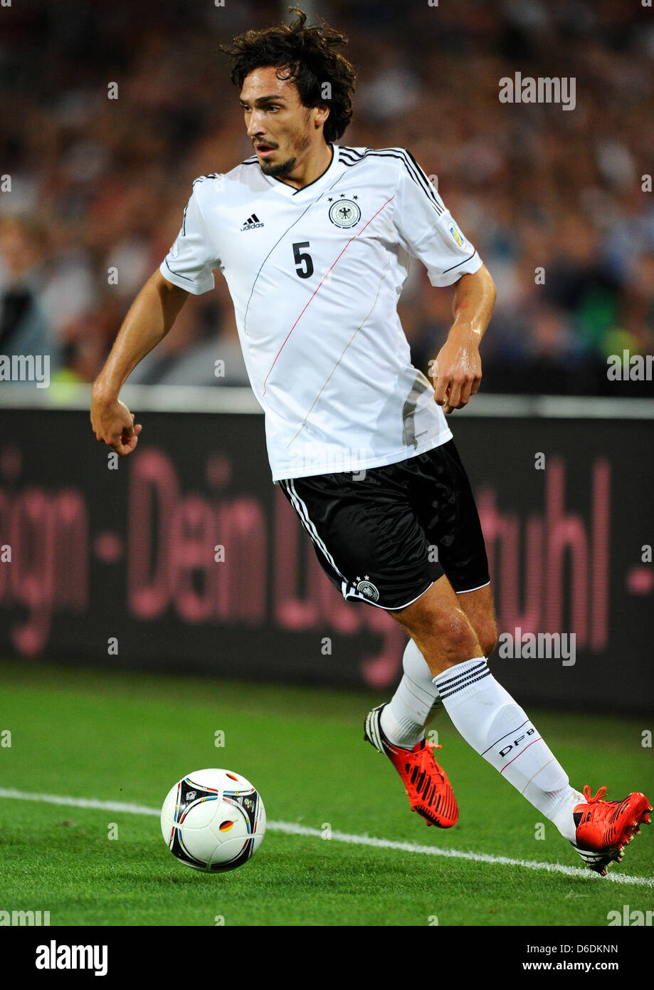 Germany's Mats Hummels dribbles the ball during the Group C FIFA World Cup 2014 qualifying match Germany vs Faroe Islands at AWD Arena in Hanover, Germany, 07 September 2012. Germany won 3:0. Photo: Thomas Eisenhuth Stock Photo