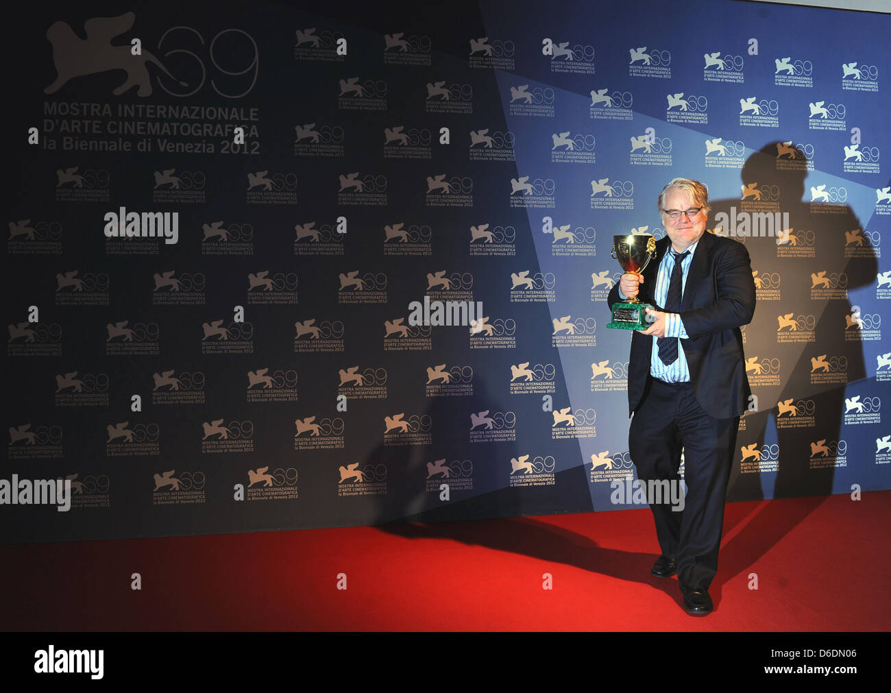 Philip Seymour Hoffman shows his Coppa Volpi award for best actor at the 69th Venice International Film Festival in Venice, Italy, 08 September 2012. Photo: Jens Kalaene Stock Photo