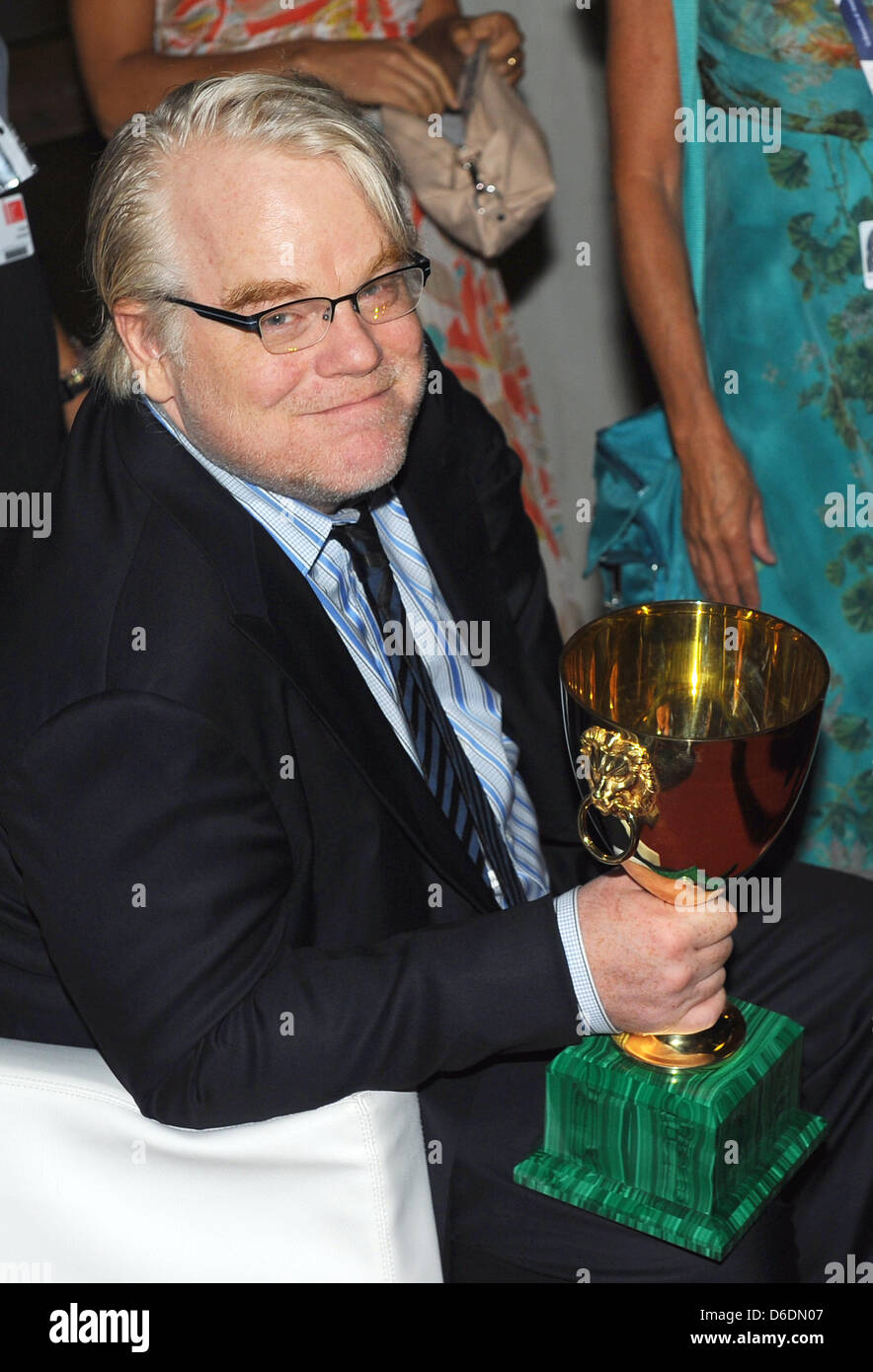 Philip Seymour Hoffman shows his Coppa Volpi award for best actor at the 69th Venice International Film Festival in Venice, Italy, 08 September 2012. Photo: Jens Kalaene Stock Photo