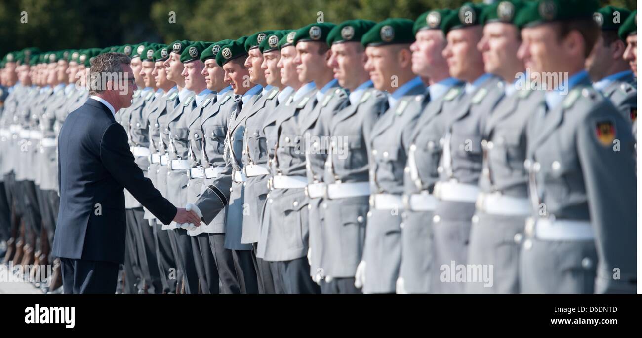 German Defence Minister Thomas de Maiziere talks to soldiers of the German armed forces prior to the reception of his Polish counter-part Tomasz Siemoniak on the roll-call square of the Ministry of Defence in Berlin, Germany, 10 September 2012. Among other topics, the Defence Ministers talk about current action fields of the NATO. Photo: MAURIZIO GAMBARINI Stock Photo