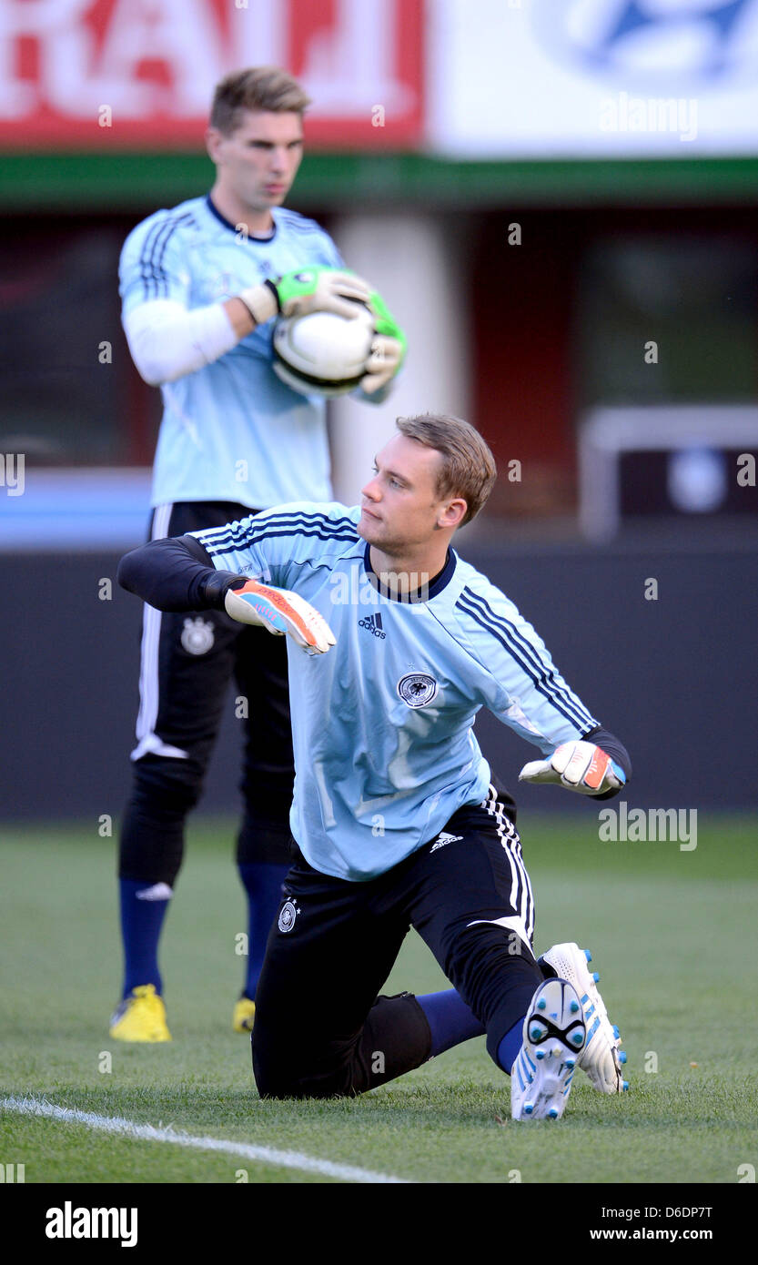Germany's goalkeepers Manuel Neuer (R) and Ron-Robert Zieler stretch during a practice session of the national soccer team at Ernst Happel Stadium in Vienna, Austria, 10 September 2012. The German national soccer team prepares for its upcoming FIFA World Cup 2014 qualification match against Austria on 11 September. Photo: Peter Steffen Stock Photo