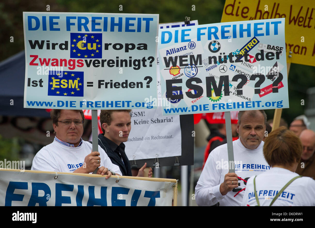 Protesters demonstrate in front of the Federal Constitutional Court of Germany (BVerfG) after the announcement of the verdict on on the permanent European Stability Mechanism and the European fiscal pact in Karslruhe, Germany, 12 September 2012. The BVerfG ruled Germany's participation in the ESM constitutional, if Germany's liability would be limited to the agrred upon 190 billion Stock Photo
