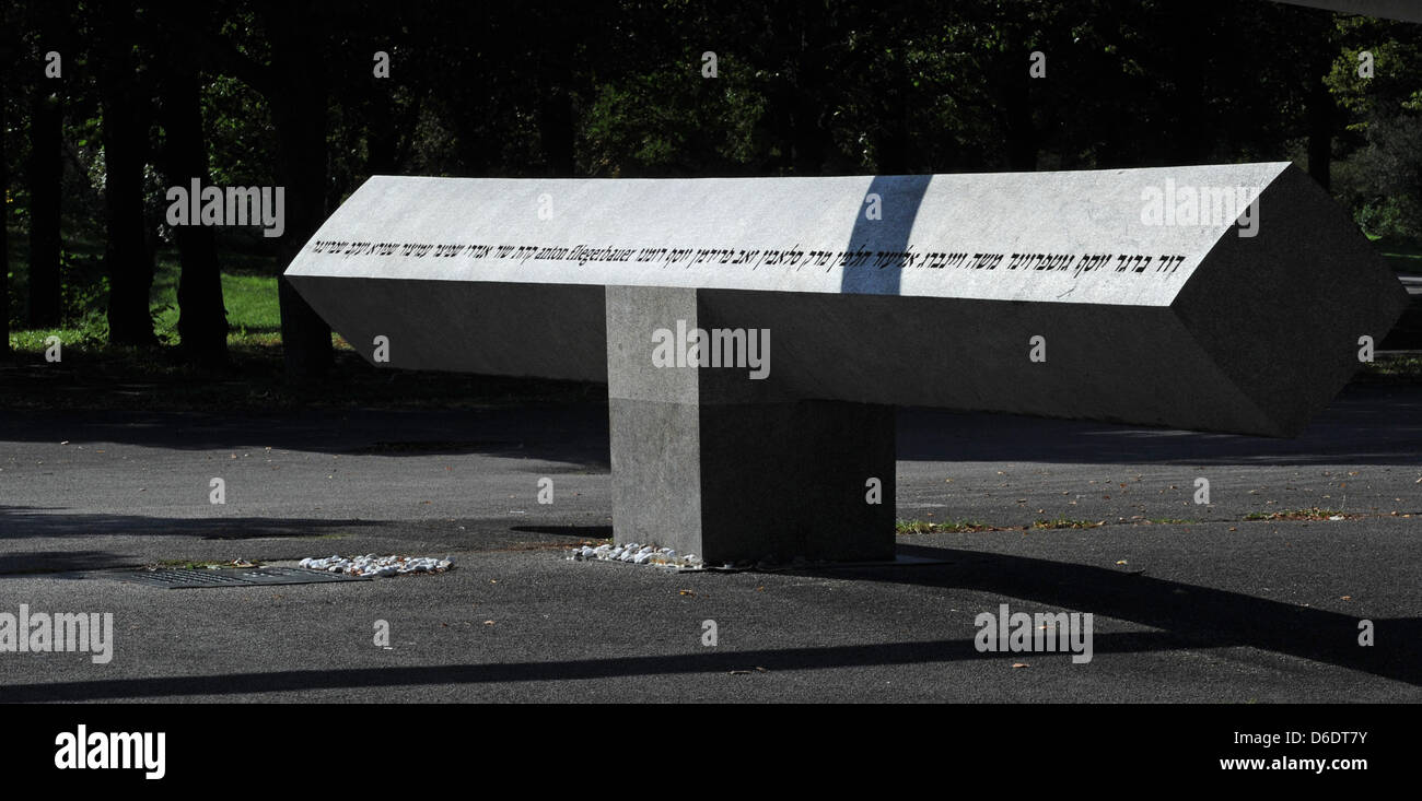 Das Denkmal für die Opfer des Olympia-Attentats von 1972 mit den Namen der Opfer, aufgenommen am Mittwoch (29.08.2012) in München (Oberbayern) im Olympiapark. Bei einer Geiselnahme am 05. September 1972 wurden elf israelische Sportler, ein Polizist und die fünf palästinensische Geiselnehmer getötet. Foto: Tobias Hase dpa/lby Stock Photo