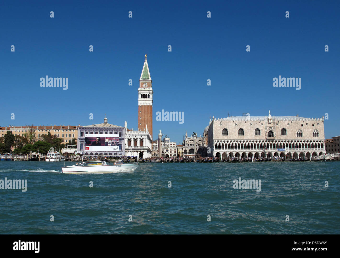 A view of the Doge's Palace (R) and the Campanile situated at the Piazza San Marco is pictured in Venice, Italy, 09 September 2012. Photo: Jens Kalaene Stock Photo