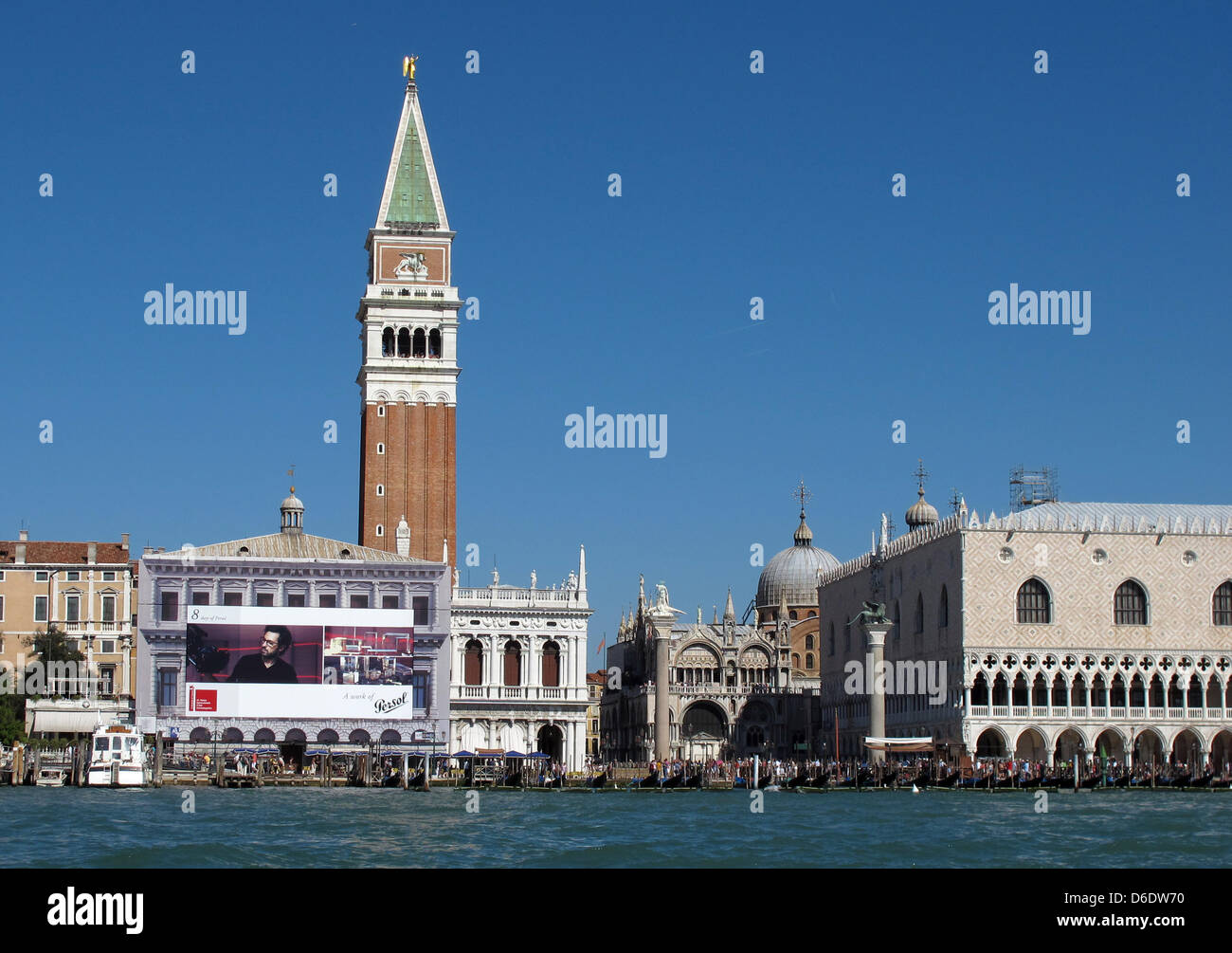 A view of the Doge's Palace (R) and the Campanile situated at the Piazza San Marco is pictured in Venice, Italy, 09 September 2012. Photo: Jens Kalaene Stock Photo