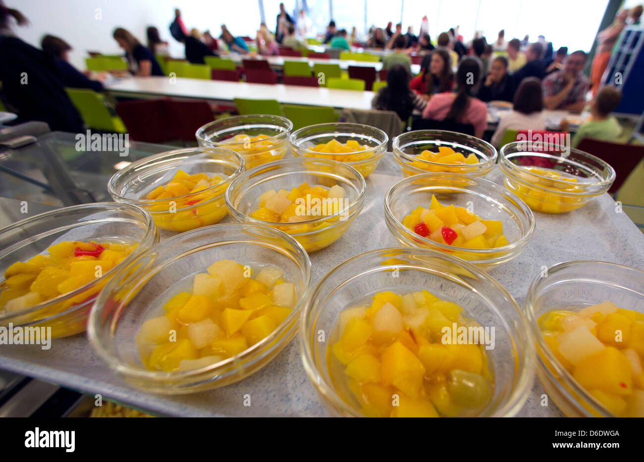 Bowls of fruit sit in the newly built cantine at the Niels-Stensen School in Schwerin, Germany, 12 September 2012. There is a long running dispute between children, parents and teachers over school meals in east Germany. Photo: Jens Buettner Stock Photo