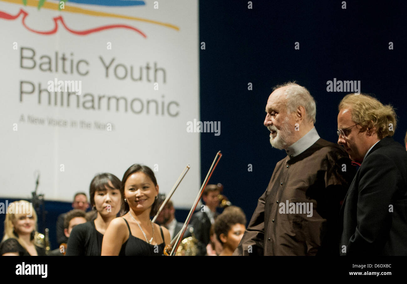 Conductor Kurt Masur (2-R) and Music Fetsival director Thommas Hummel stand on stage after a concert with the Baltic Youth Philharmonic Orchestra which opened the Usedom Music Festival at Turbinenhalle in Peenemuende, Germany, 15 September 2012. The 19th Usedom Music Festival takes place under the motto 'Germany in the face of Russia'. Photo : Stefan Sauer Stock Photo